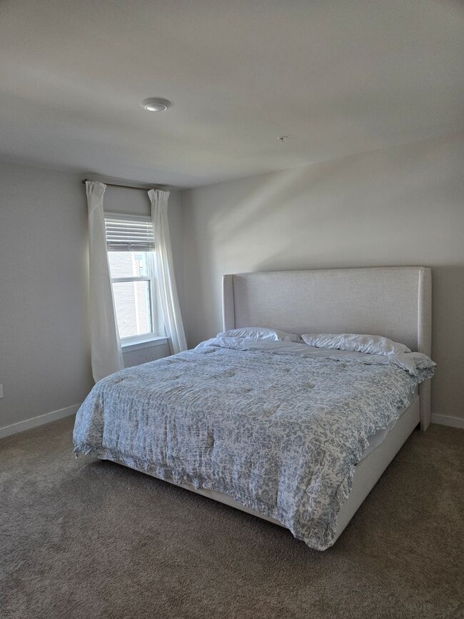 Building Photo - Beautiful Townhome in La Plata