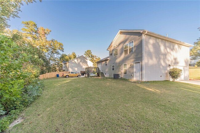 Building Photo - 583 Embassy Walk