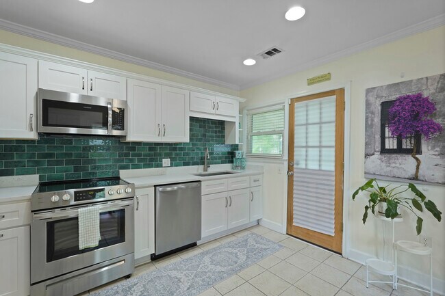 Building Photo - Charming Ardsley Park Bungalow Fully Furnished