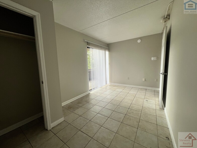 Building Photo - 915 S Seminole Dr