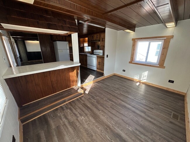 Building Photo - 2 Bedroom 1 Bath Updated Mobile Home in A & J Mobile Home Park
