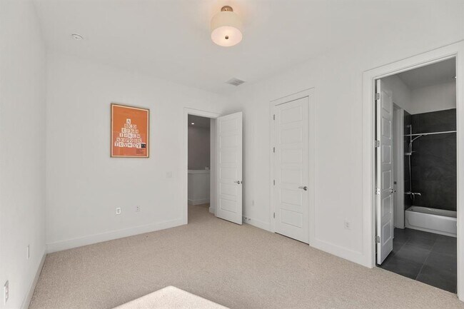 Building Photo - 6101 Florencia Ln