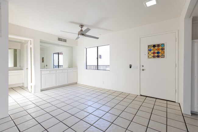 Building Photo - 1411 N Sunrise Way