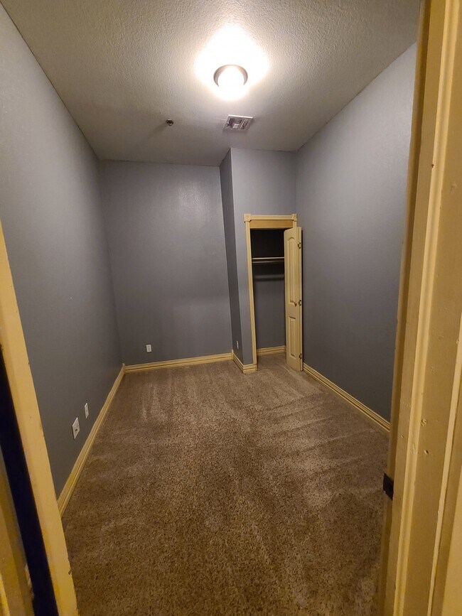 Bedroom 2 - 420 W Will Rogers Blvd