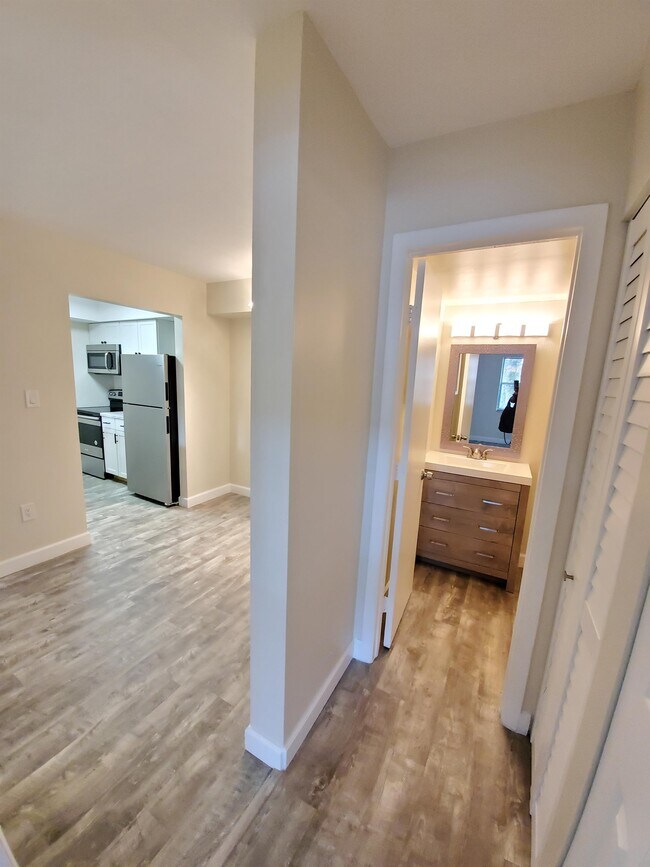 Building Photo - 6040 Shaker Wood Cir