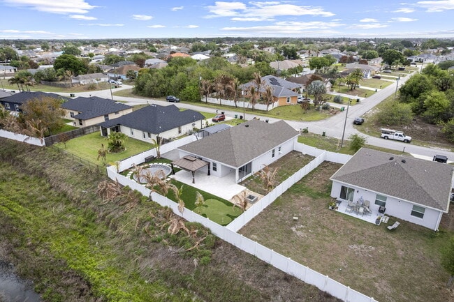 Building Photo - 681 SW Millard Dr