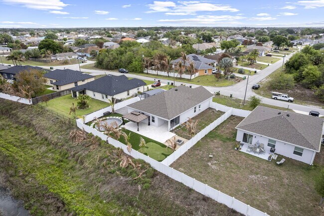 Building Photo - 681 SW Millard Dr