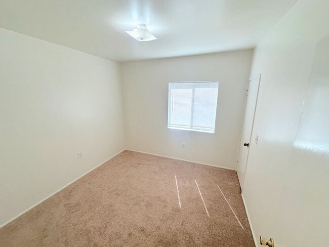 Building Photo - 2-Story Townhome with parking, in unit laundry hookups, 2bd/1.5ba!
