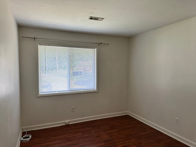Building Photo - Charming 2 bedroom condo off of Jamestown ...