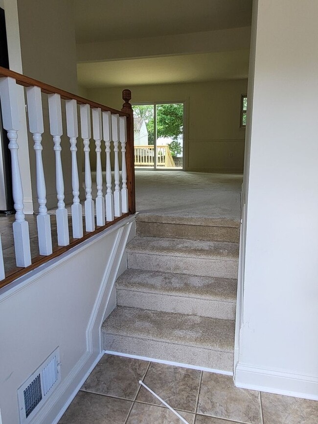 Building Photo - HUGE Yard and New Kitchen!