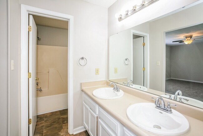 Building Photo - 17764 Cedarbrook Dr