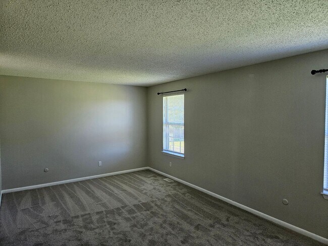 Building Photo - Oak Springs