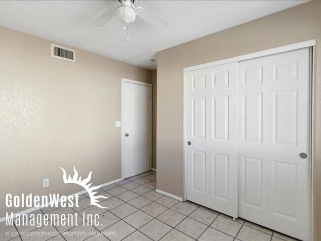 Building Photo - Spacious 4Bdm 2Ba Downtown Duplex