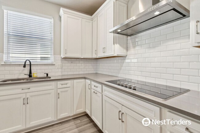 Building Photo - Stunning Northside Home!