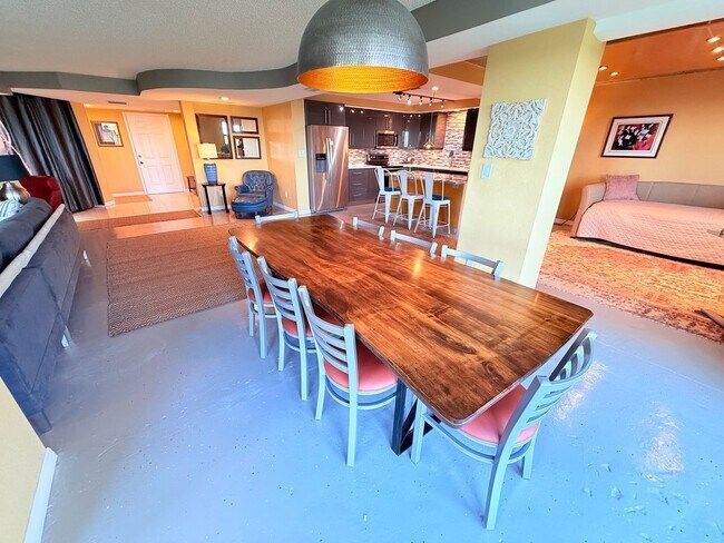 Building Photo - Huge Loft-Style 1 bed 1.5 Bath for Rent in...
