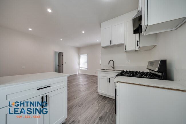 Building Photo - 402 1/2 N Coronado St-113D