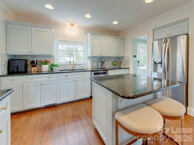 Building Photo - 3221 Sunset Dr