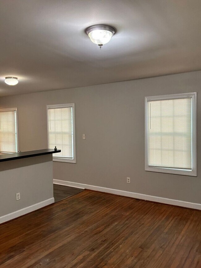 Building Photo - 803 Circle View Dr