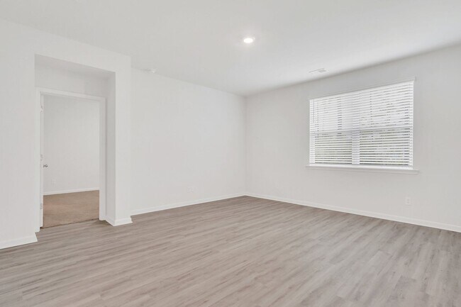 Building Photo - 4 BEDROOMS & FENCED YARD!