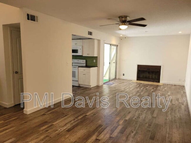 Building Photo - 2300 Twelve Oaks Dr