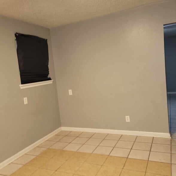 Building Photo - 804 Lyndell Ct