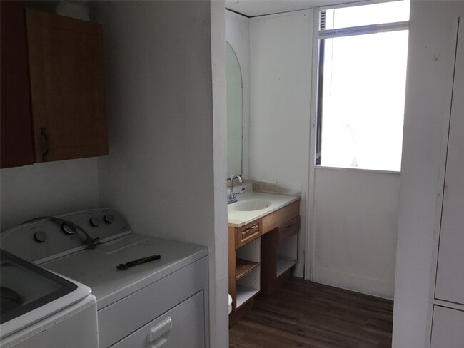 Building Photo - 1404 E Bayshore Dr