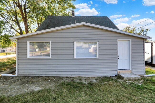 Building Photo - 2212 S Delawanda Ave