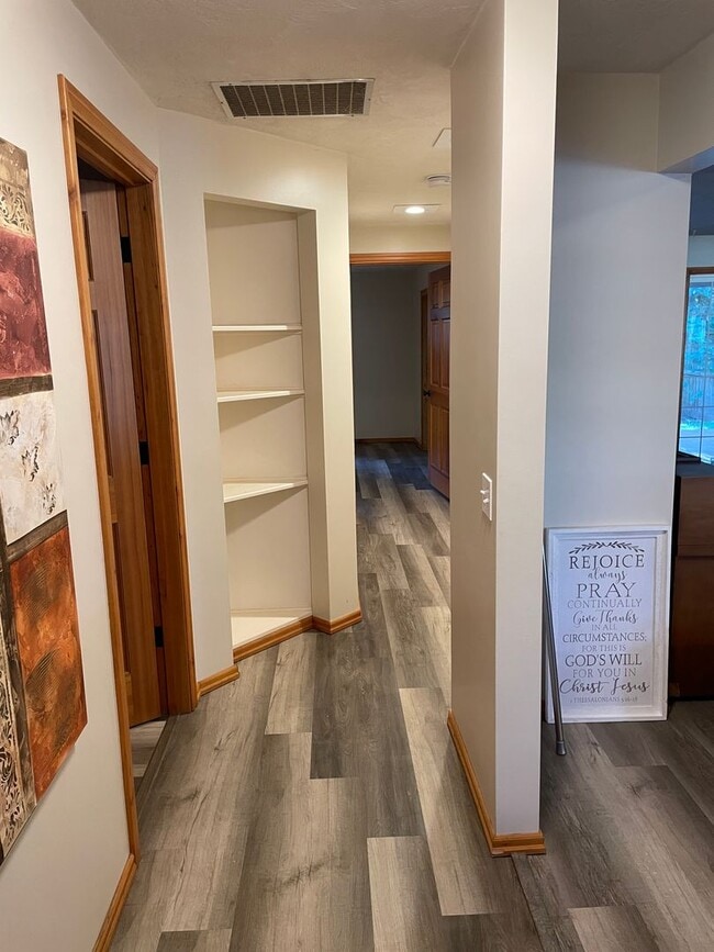 Building Photo - Beautifully updated 2 bedroom 2 bath house!