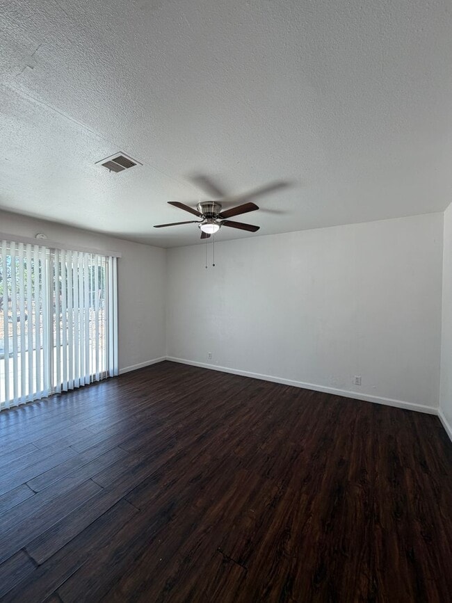 Building Photo - Charming 2-Bed, 1.5-Bath Home with 2-Car Garage in Hesperia, CA!