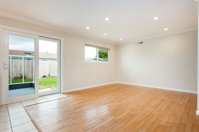 Building Photo - Traditional Single Family with Spacious Yard!