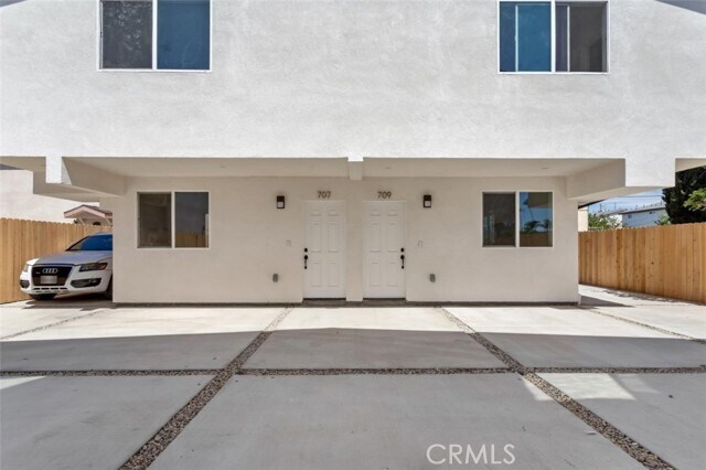 Building Photo - 705 W 80th St