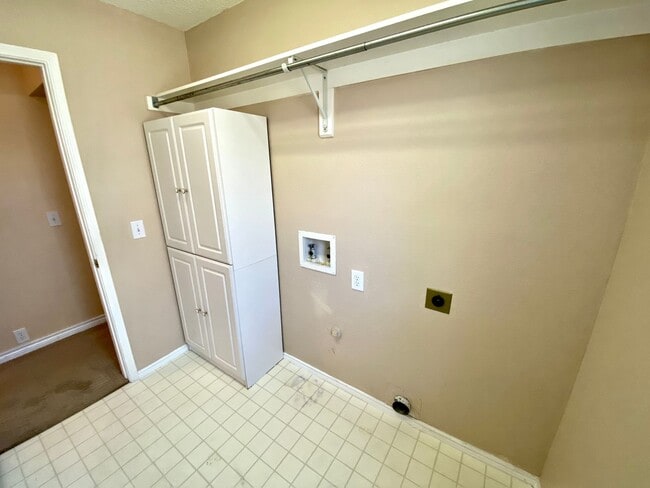 Building Photo - Introducing this inviting 3-bedroom, 2-bat...