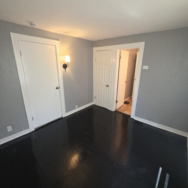 Building Photo - Cozy 3 bedrooms and 1 full bath home located on S Willow Ave in Independence, MO
