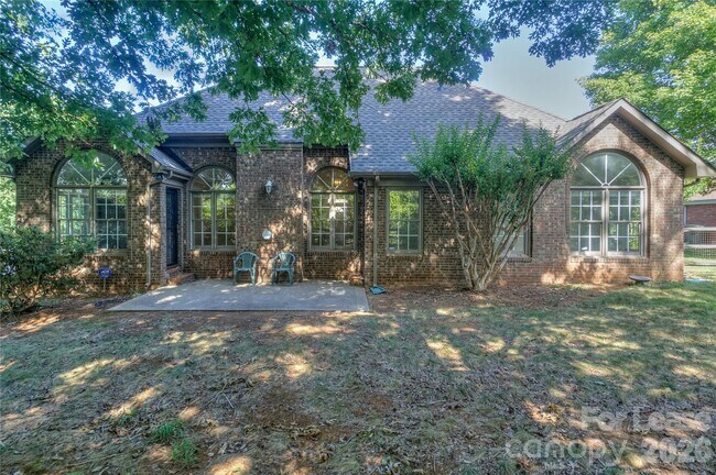 Building Photo - 840 Emerson Dr