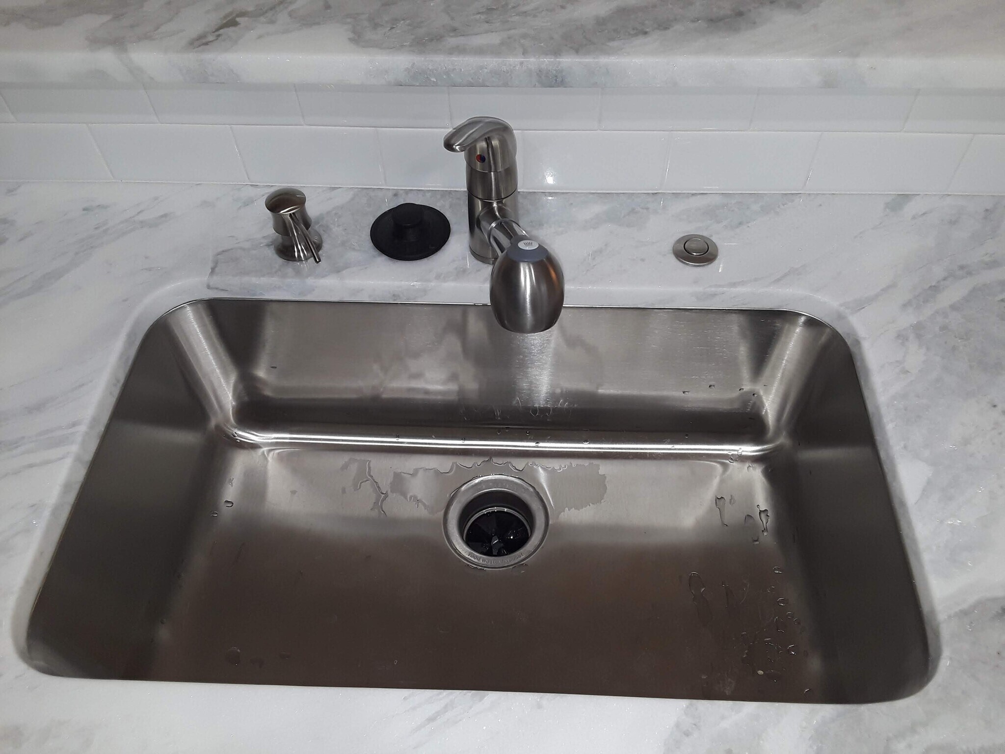 Kitchen sink - 8814 N Edison St