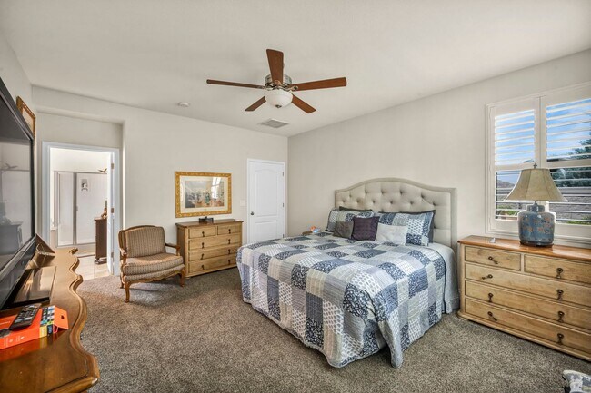 Building Photo - FULLY FURNISHED home with all utilities included and flexible lease options available.