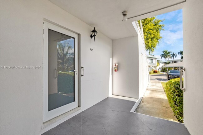 Building Photo - 180 Isle of Venice Dr