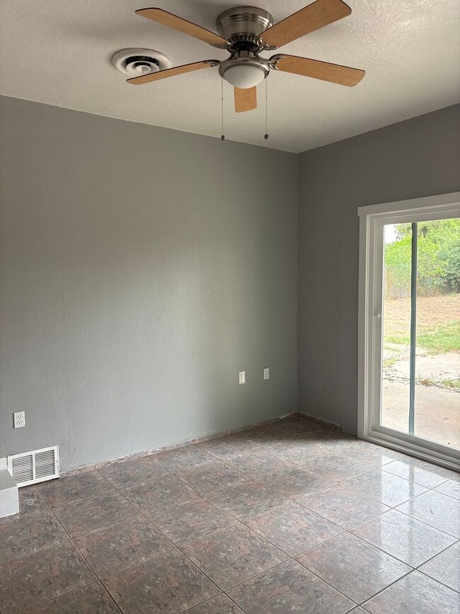 Building Photo - 4 B/D 2 BA Home in Gridley AVAILABLE NOW!