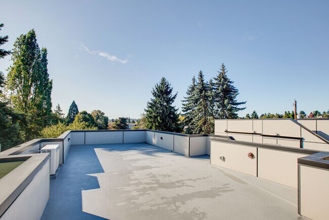 Building Photo - Impeccable Greenwood Townhome with Air Con...