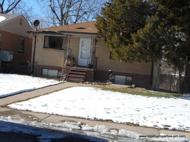 Building Photo - Cozy 2 Bed, 1 Bath just one block off Broadway