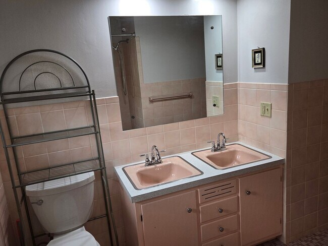 Building Photo - 132 Corll St