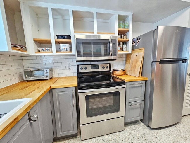 Building Photo - 2 Bedroom 2 Bath St. Pete Beach Condo!