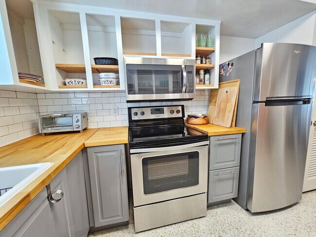 Building Photo - Fully Furnished 2 Bedroom 2 Bath St. Pete ...