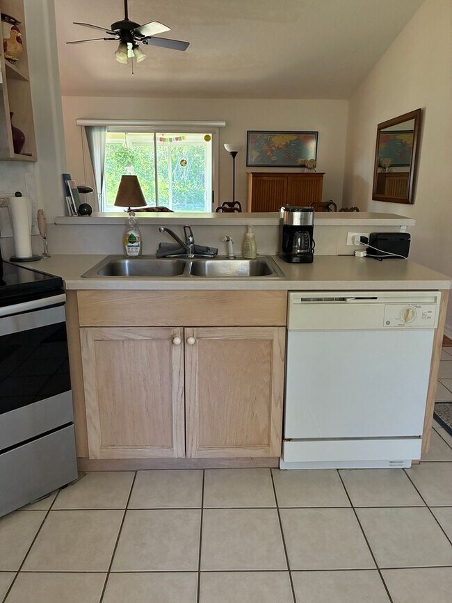 Building Photo - Discover this well-located 3-bedroom, 2-bath home in Palm Coast!