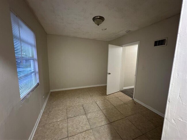 Building Photo - 146 SW 12th Ave