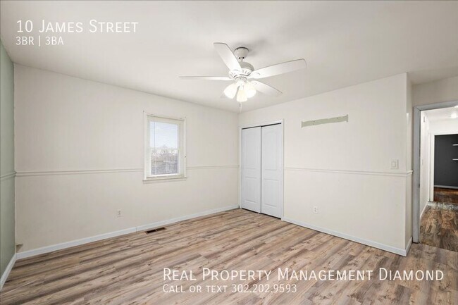 Building Photo - 10 James Dr