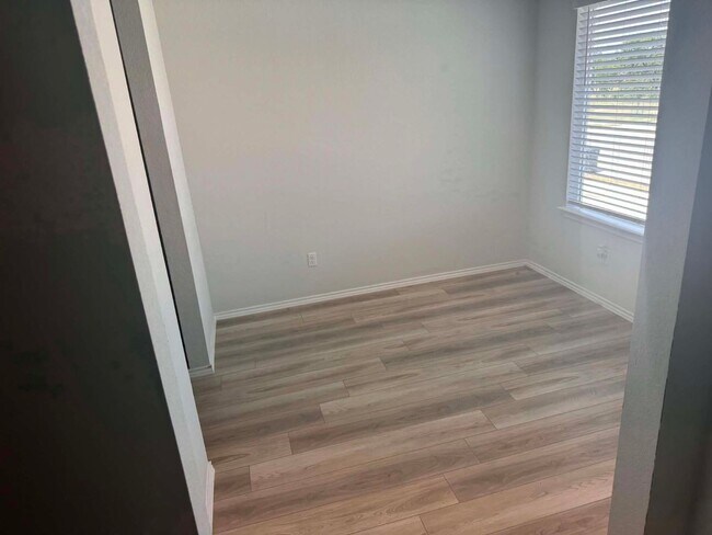 Building Photo - 10005 Avendesora Rd