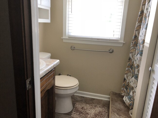 Building Photo - AVAILABLE 7/18/2025 - 4 bedroom house in P...