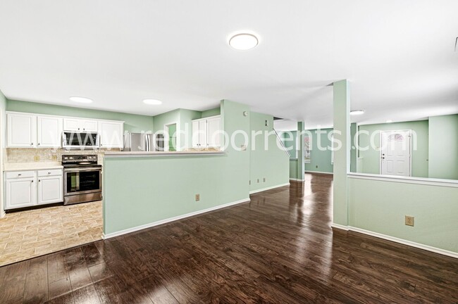 Building Photo - Charm and Convenience- Your 3 Bedroom Have...