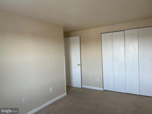 Building Photo - 16 N Pendleton Ct